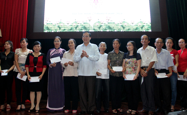 Remise de cadeaux aux familles de cadres et soldats en mission en Mer Orientale